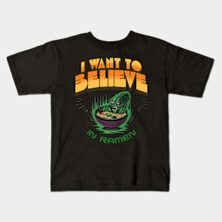 I WANT TO BELIEVE IN RAMEN ALIEN Kids T-Shirt